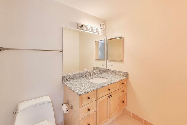 Building Photo - 512 N McClurg Ct