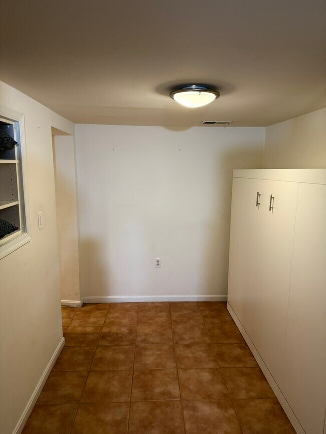 Building Photo - 661 Morris Pl NE