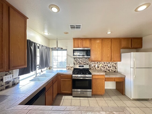 Building Photo - Santa Barbara At Summerlin