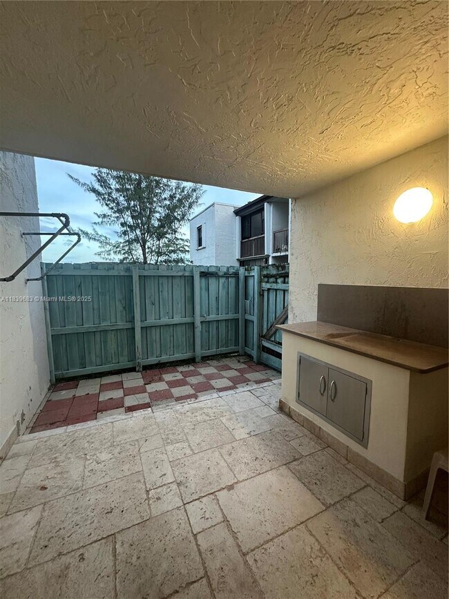 Building Photo - 9423 Fontainebleau Blvd
