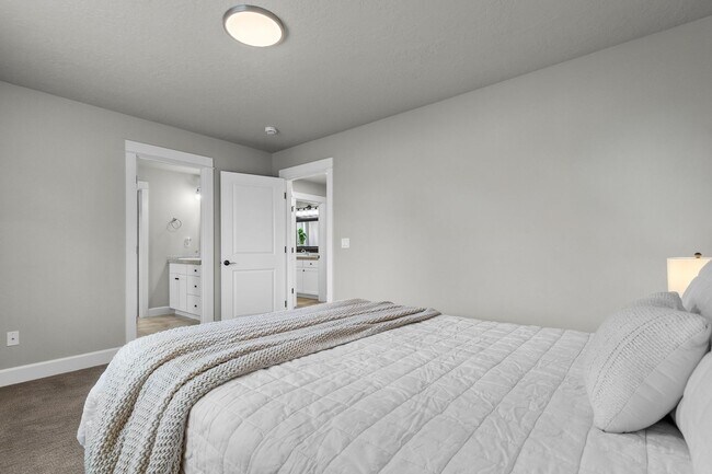 Building Photo - Beautiful SE Bend Home | Spacious Floorplan | Fenced Backyard | Near Parks & Trails