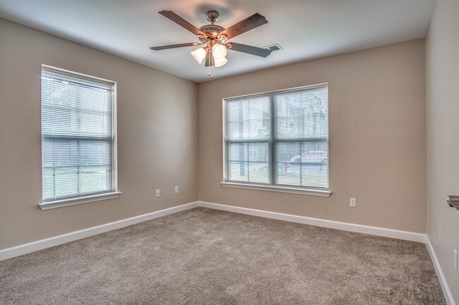 Building Photo - Beautiful 2 Bedroom Apartment in Fort Walton Beach!