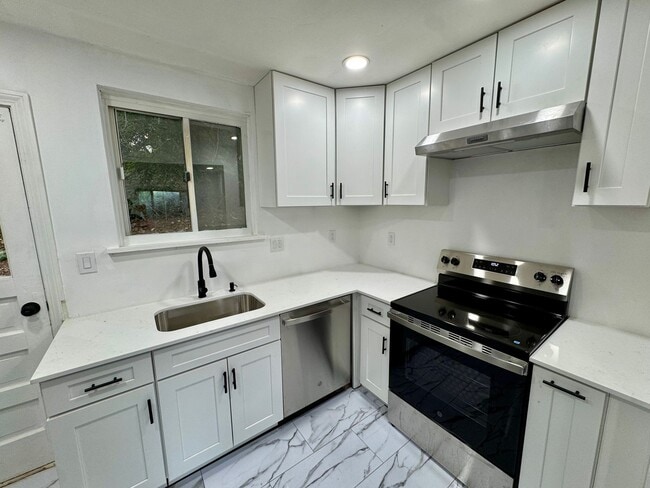 Building Photo - Adorable 2 Bed 1 Bath Home in Brookline W/dedicated office/library space!