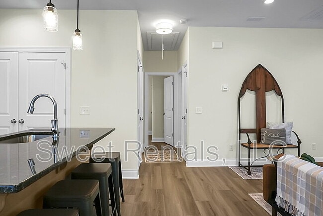 Building Photo - 1717 Wappoo Dr