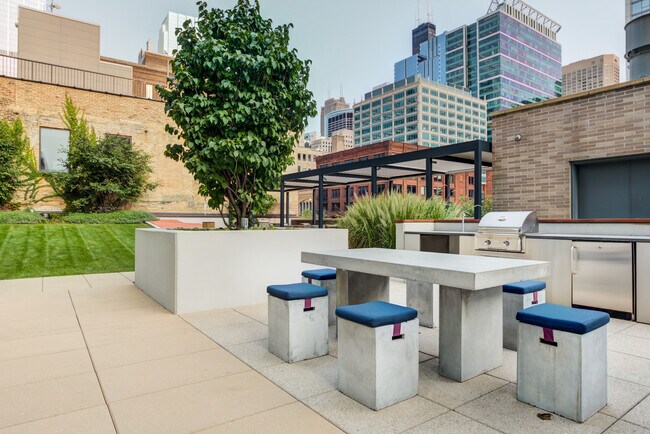 Building Photo - 165 North Des Plaines Street-SI FL12-ID748