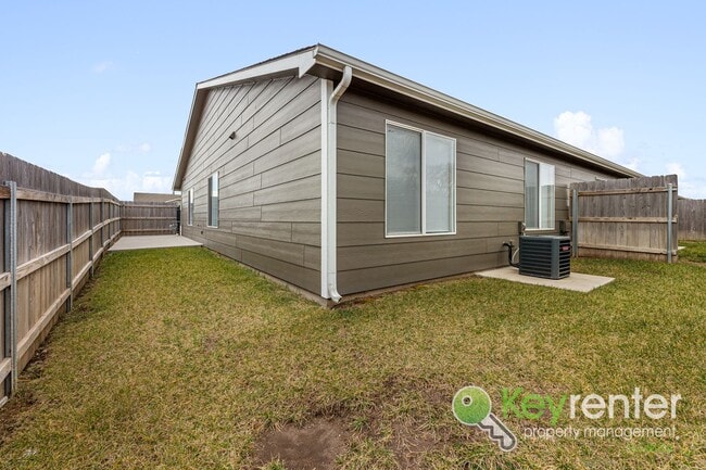 Building Photo - E 69th Ct N Duplex