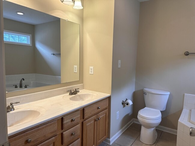 Building Photo - 39 Abbey Ct