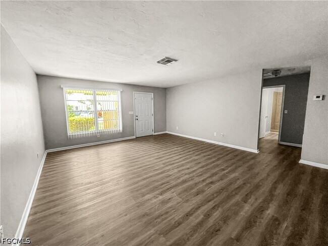 Building Photo - 4511 SE 5th Pl