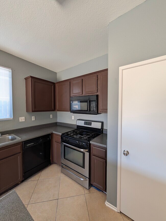 Building Photo - 43592 Yukon Ct
