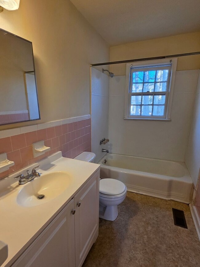 Building Photo - Move In Ready 3bd, 1.5bath Brick Ranch