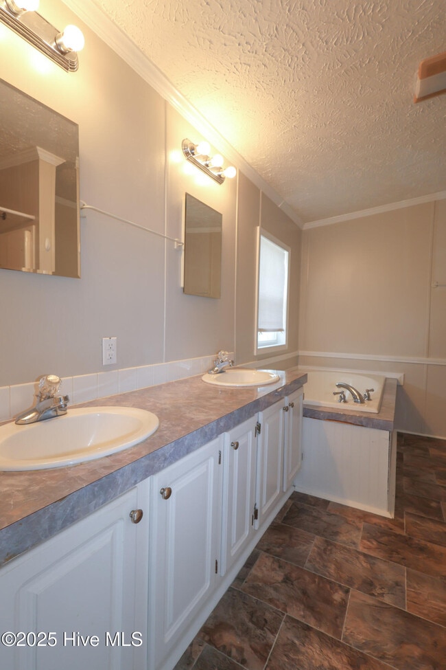 Building Photo - 232 Castlebury Ln