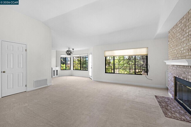 Building Photo - 5012 Lakeview Dr