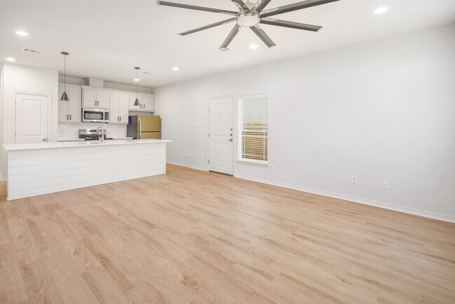 Building Photo - 2111 Crest St