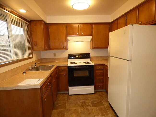 Building Photo - Rent Special: 1/2 Off June's Rent!! 2-bedroom Single Level Apartment