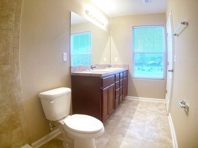 Building Photo - Roomy 3BR Home in NW Jacksonville – 2.5 Ba...