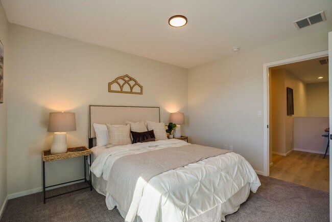 Building Photo - New Townhome in the Far NE Heights