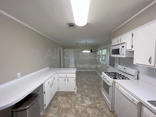 Building Photo - 750 Marquette Dr