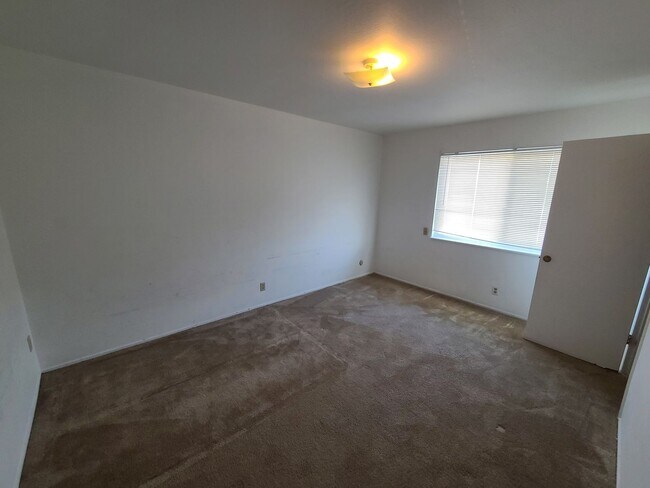 Building Photo - Your New San Leandro Home Awaits: 3-Bed, 1...