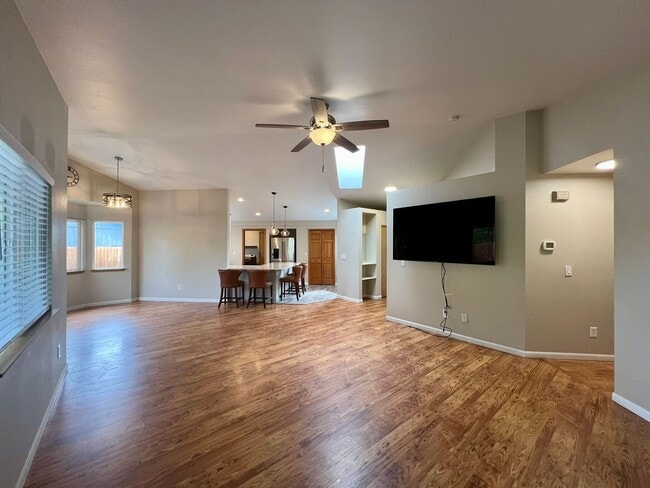 Building Photo - Well Maintained 3BD - Yard Maint. Included
