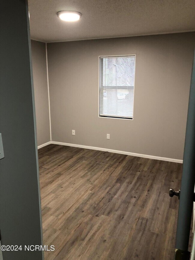 Building Photo - 100 Ravenwood Dr