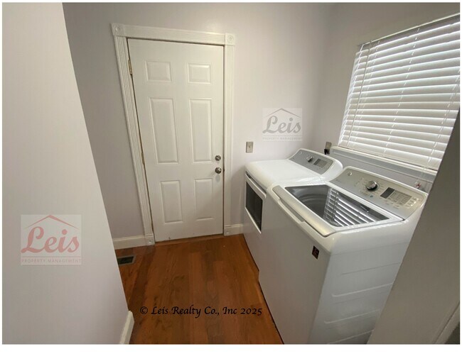 Building Photo - 2517 Newcastle Dr