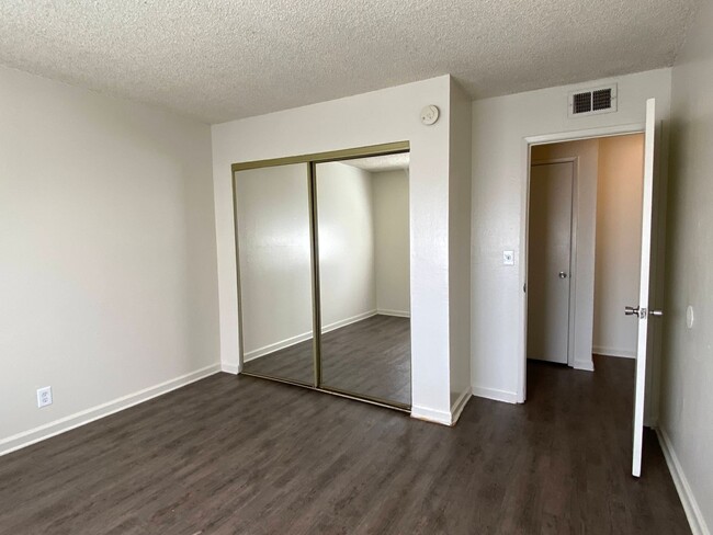 Building Photo - Spacious Two Bedroom Condo