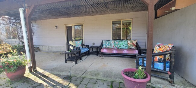 Building Photo - 125 S Ash St