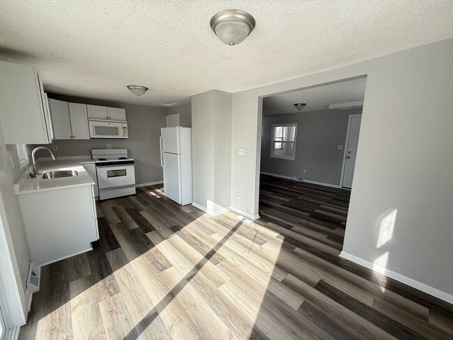 Building Photo - 2026 Renovation – Clean, Updated 2-Bedroom Near Shopping & Highways