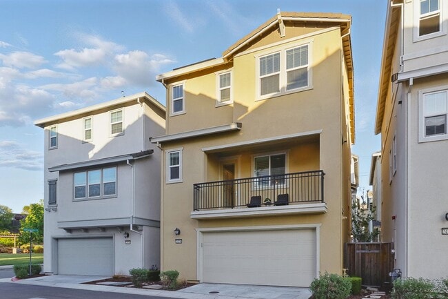 Building Photo - Modern, Bay View, 2 year old, 3 Bedroom, 3...
