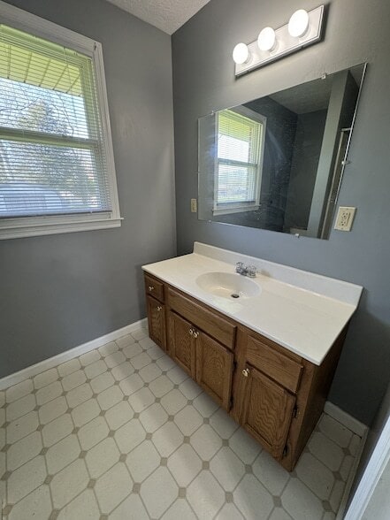 Building Photo - 527 Swanee St
