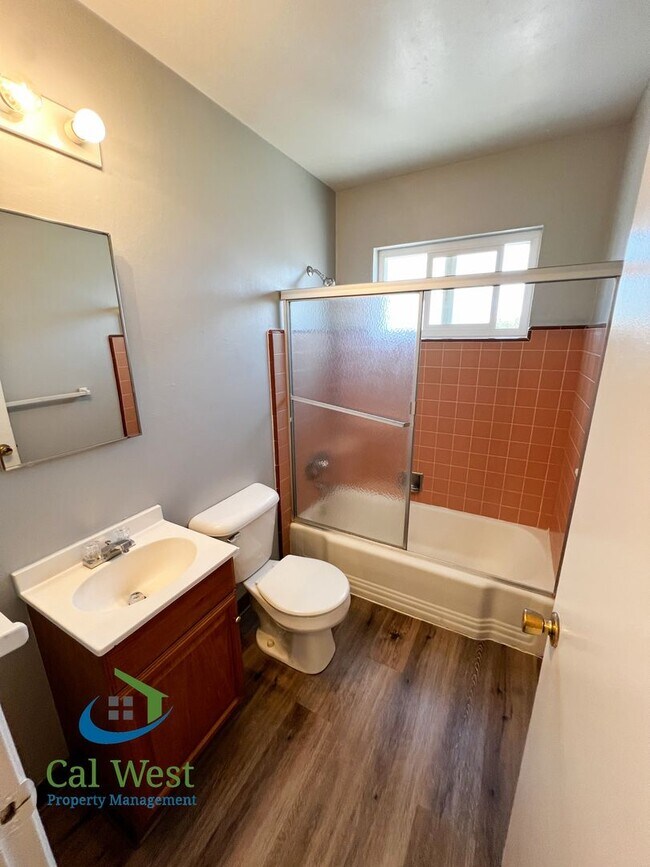 Building Photo - $1995 - Cozy 1/1 located near the Rose Garden