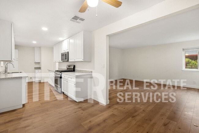 Building Photo - 7520 Schreiner St