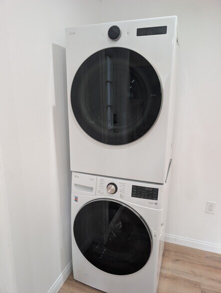 Building Photo - 2125 Carmona Ave