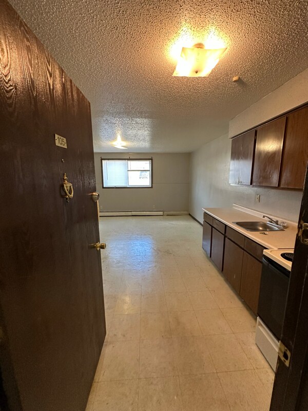 Primary Photo - 320 Oak Ave N