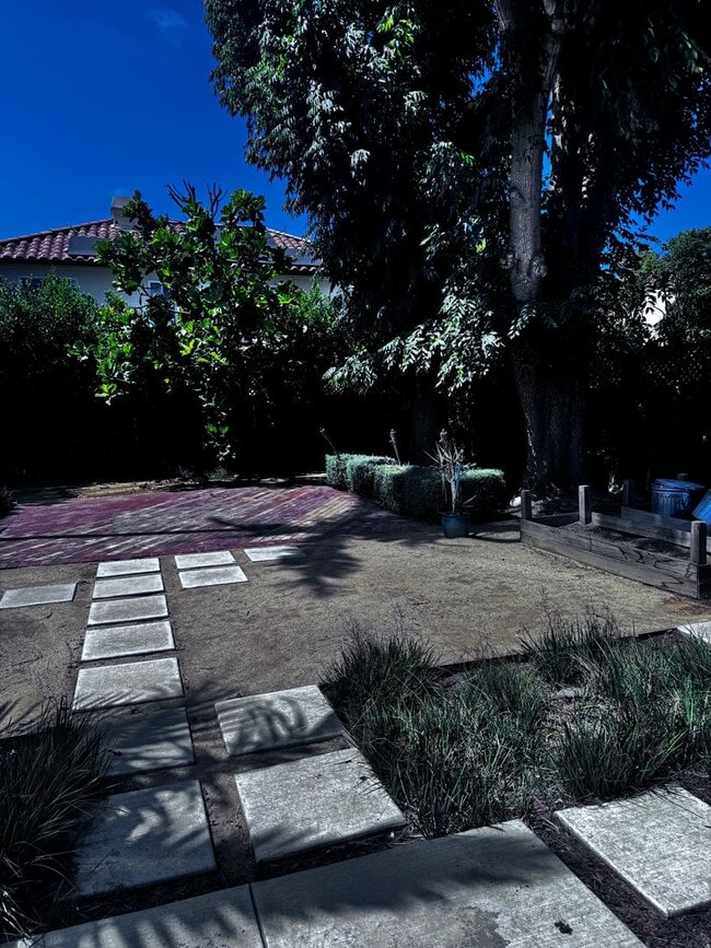 Building Photo - 2413-2415 Santa Ana Ave