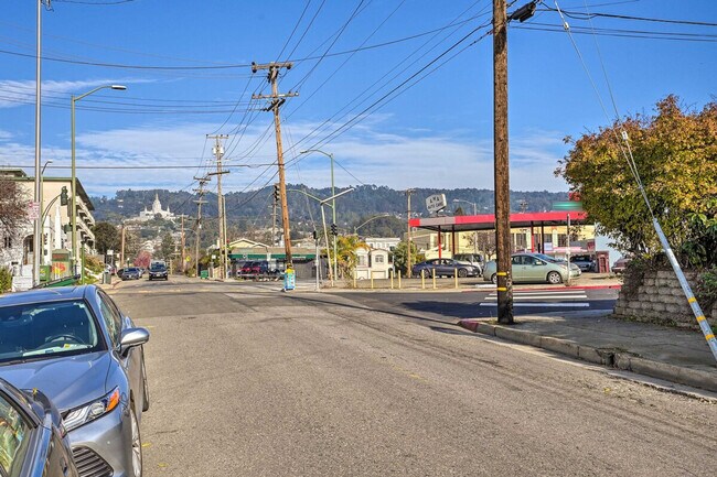 Building Photo - 2735 MacArthur Blvd