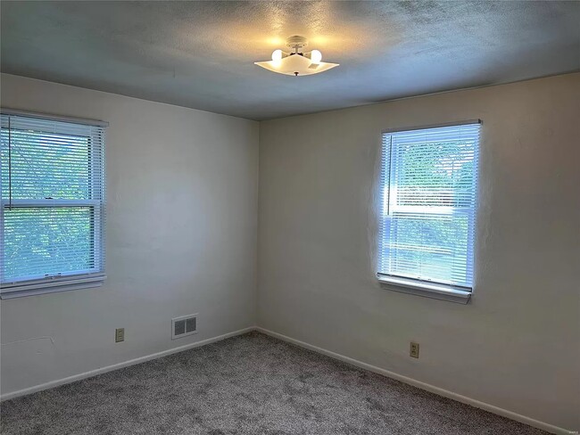Building Photo - 208 Howard Dr