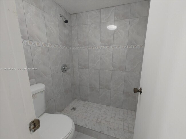 Building Photo - 1305 W 53rd St