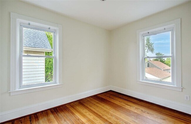 Building Photo - 139 Hunts Ave