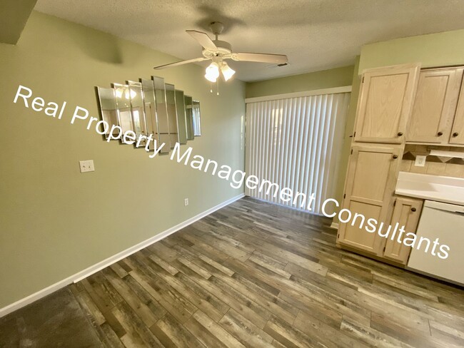 Building Photo - Beautiful Updated 2 Bedroom