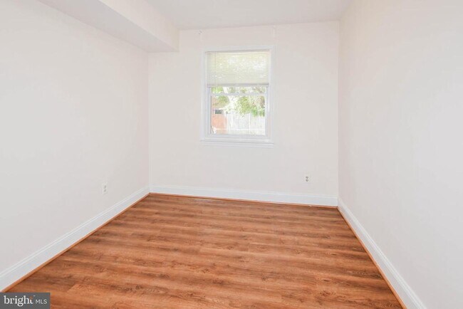 Building Photo - 1729 Gales Pl NE