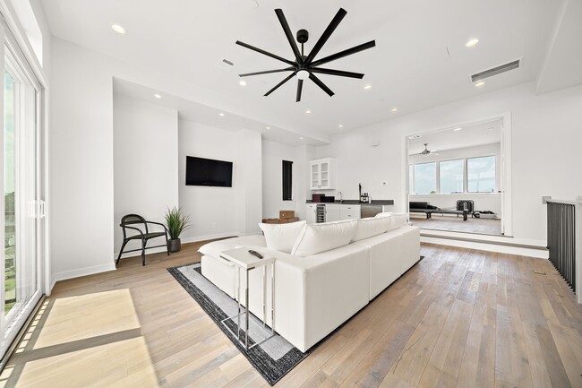 Building Photo - 907 W 16th St