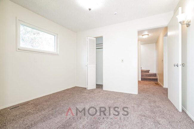 Building Photo - Spacious, clean, updated home ready now! $400 Off First Month´s Full Rent