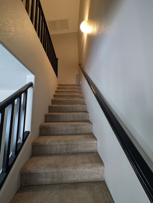 Building Photo - 2-STORY TOWNHOUSE FOR RENT IN ALIANTE NORT...