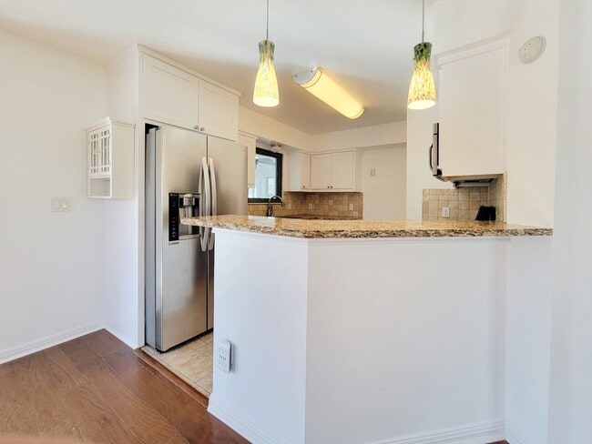 Building Photo - Spacious 4/BR 2.5/BA Two-Story Home with Fireplace & Huge Fenced Yard