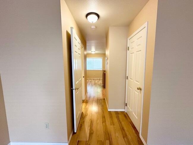 Building Photo - 2 Bedroom 1.5 Bath Townhome for Rent with ...