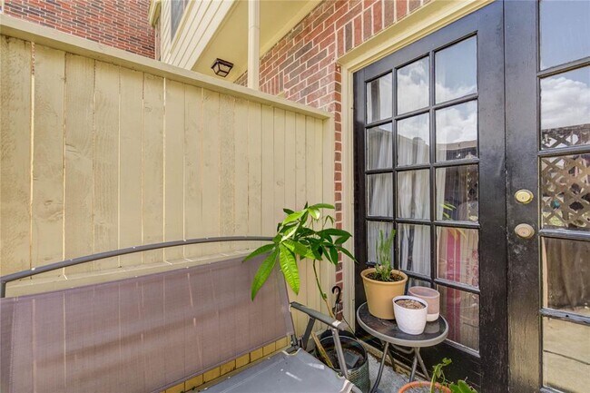 Building Photo - 2121 El Paseo St