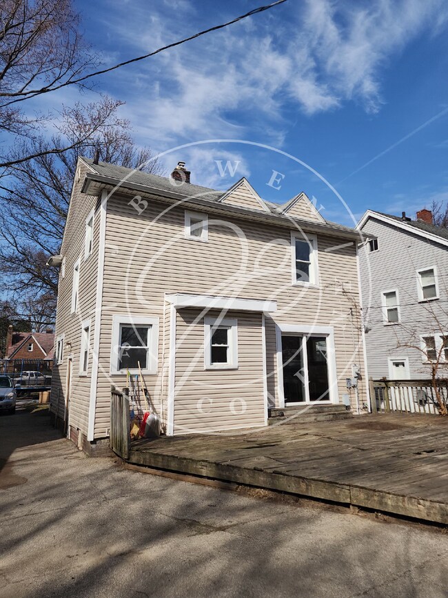 Building Photo - 3 bed 1 bath over 1200 Sq ft. and full basement!