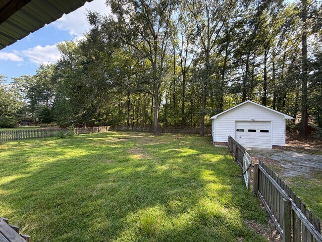 Building Photo - 105 Demille Dr