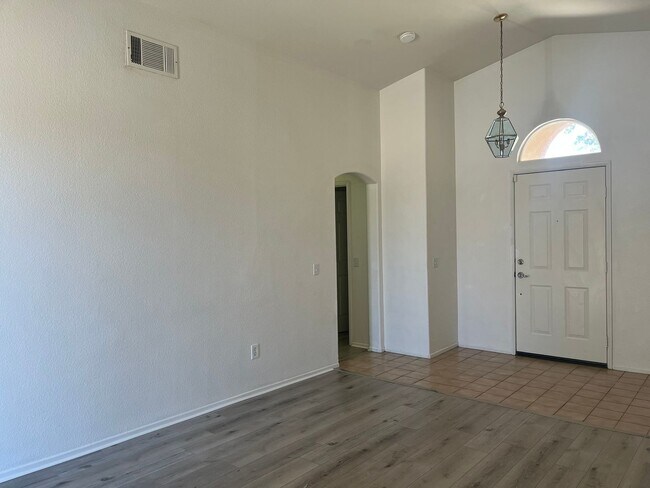 Building Photo - 3 bedroom 2 bathroom Home available in Vic...